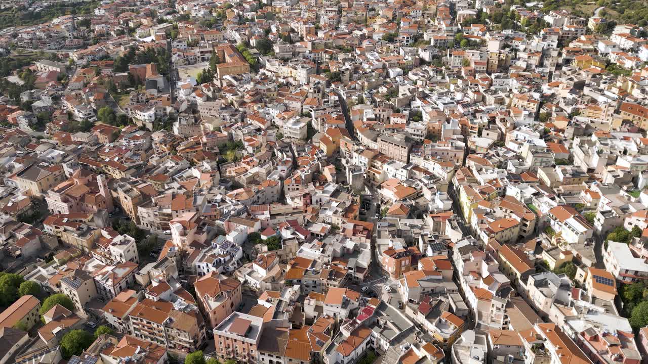Strade del borgo montano italiano di Dorgali, Sardegna, vista aerea