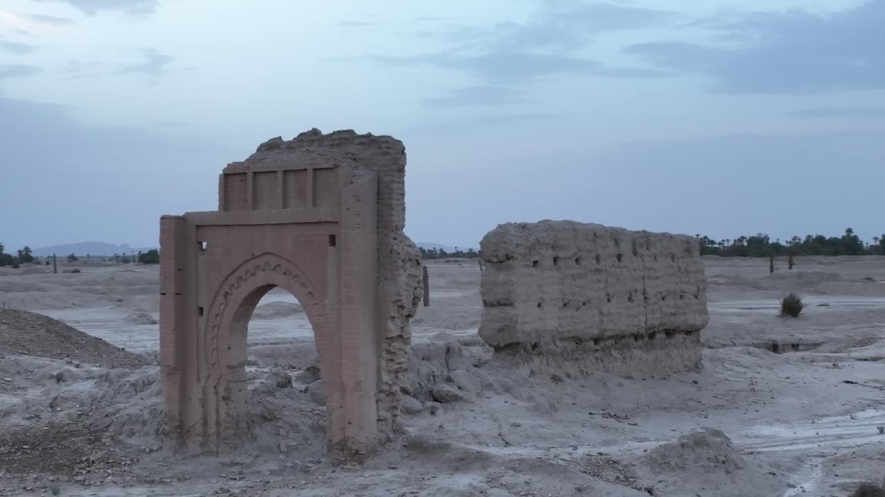 Sijilmasa, an 8th-century Islamic city in Morocco, served as a vital trade center, linking North Africa to sub-Saharan regions through caravans and commerce