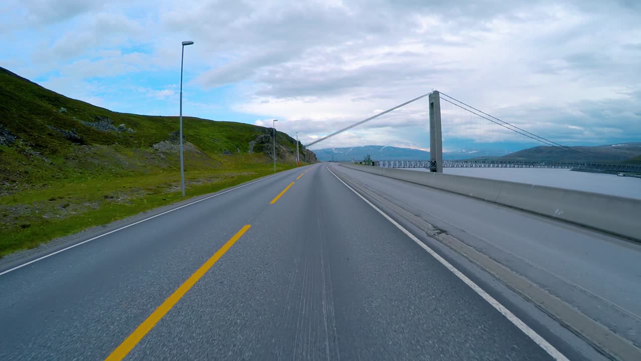 conducir un coche en una carretera en noruega