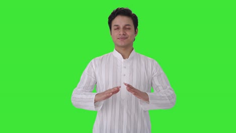 hombre indio feliz haciendo respirar respirar ejercicio pantalla verde