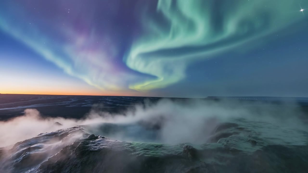 Weite Panoramaansicht einer nebelverhangenen Küstenklippe in der Dämmerung mit lebendigen Nordlichtvorhängen am Himmel, treibender Gischt, dunklem Ozean, leuchtenden Farbbändern und einer stimmungsvollen, abgelegenen Atmosphäre, mit Aurora, Nebel, Klippe.