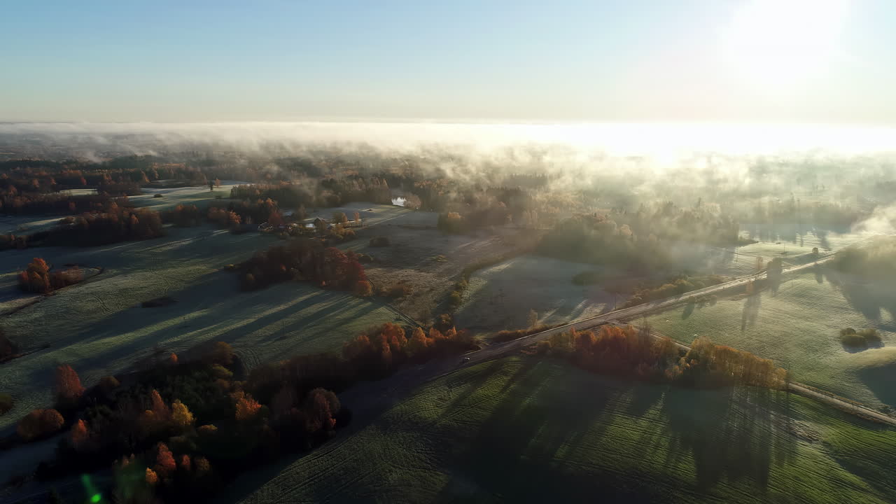시골 시골을 지나가는 흰 구름과 함께 시골의 푸른 초원이 있는 아름다운 시골 풍경의 공중 드론 샷