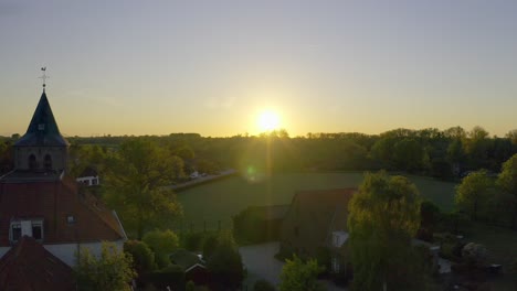 Sonnenuntergang-über-Einer-Kleinen-Niederländischen-Stadt-Mit-Einer-Kleinen-Kirche