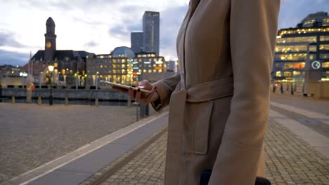 mujer moderna enviando mensajes de texto en un teléfono inteligente