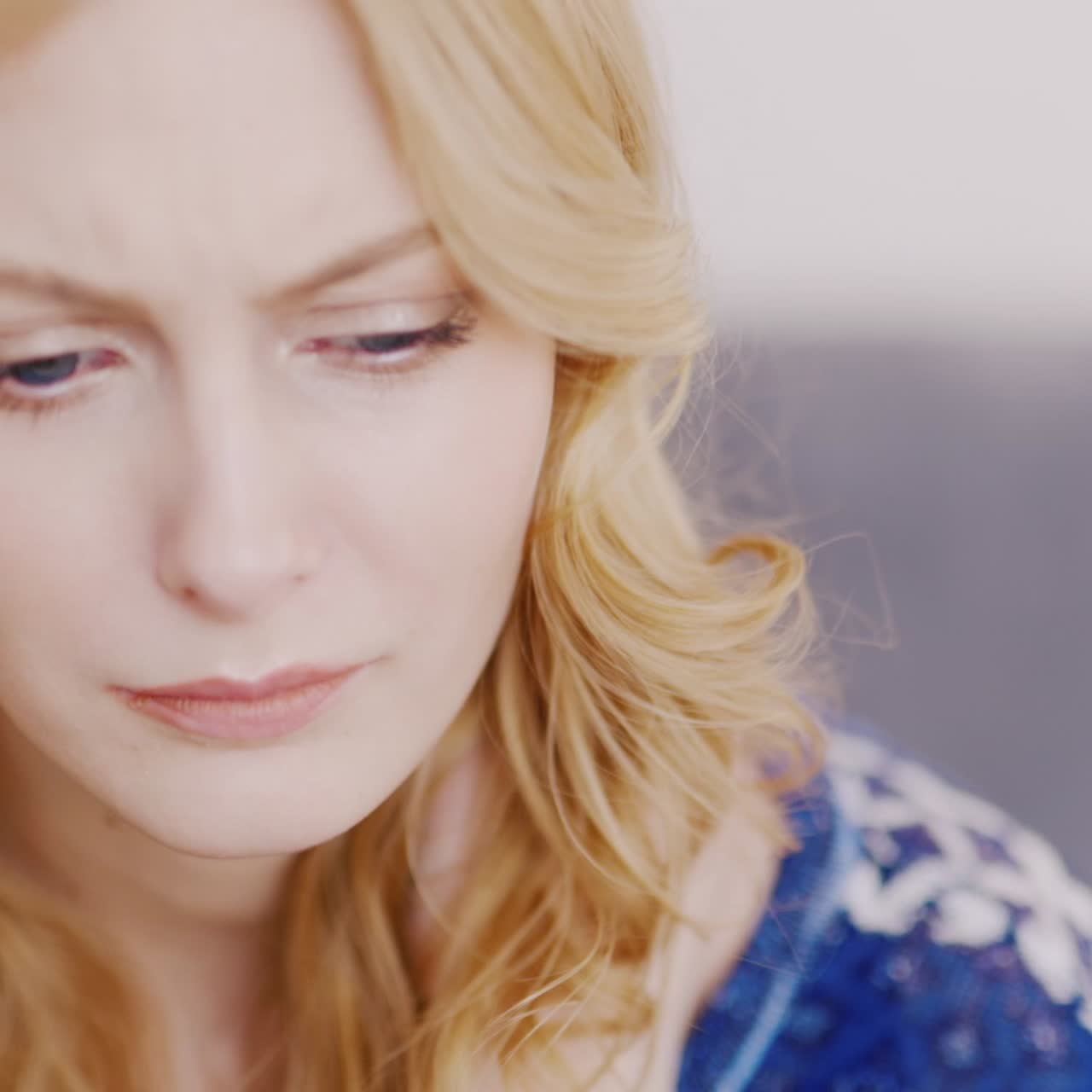 슬픈 젊은 백인 여자의 초상화