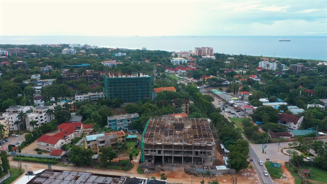 Pemandangan udara drone Masaki menampilkan lanskap pesisir, pembangunan modern, dan kehidupan tepi laut perkotaan