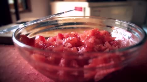 un bol lleno de tomate para hacer ensalada
