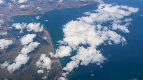 vistas desde la ventana de un avión a 10.000 m de altura