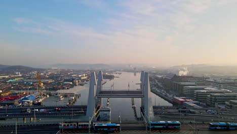 vista aérea de los tranvías que cruzan gotaalvbron junto al puente hisingsbron en gotemburgo, suecia