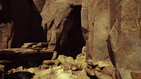 Vulkanhöhle-Mit-Gelben-Steinen