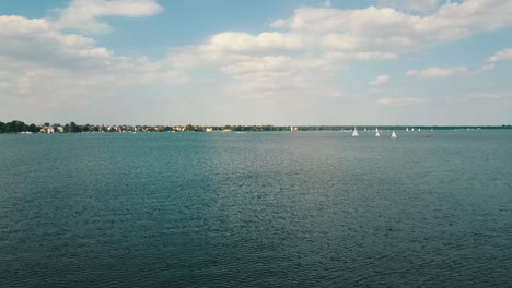 Drohne-Fliegt-Zwischen-Zwei-Standup-Paddle-Boardern