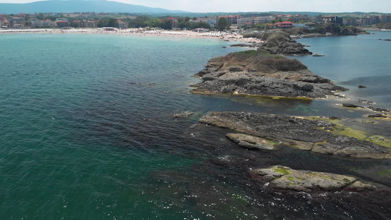 tiro de arco aéreo de grandes acantilados en el mar con vegetación y pájaros
