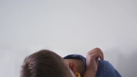 retrato de un niño caucásico con una máscara de cara amarilla