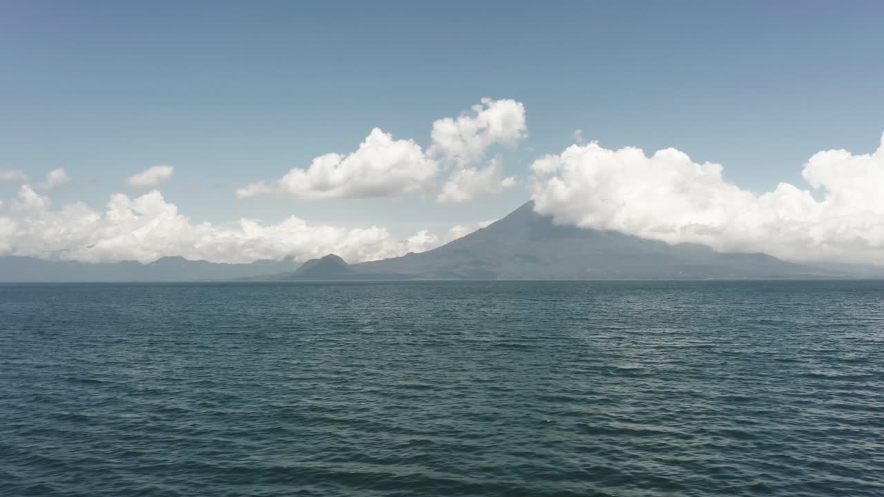 Drone voando sobre as águas do Lago Atitlán, na Guatemala.
