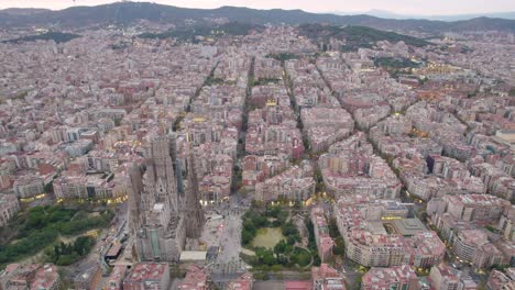 Luftaufnahme-Der-Berühmten-Kathedrale-Sagrada-Familia-In-Barcelona,-Spanien