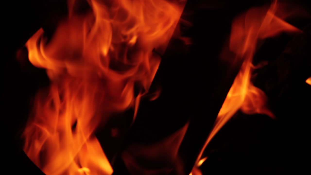 Fuoco che brucia in un focolare da campo nel deserto del Parco Nazionale di Joshua Tree.