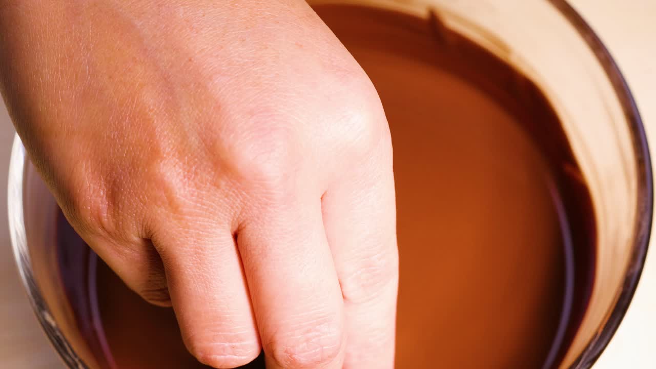 sumergir la uva en el chocolate derretido