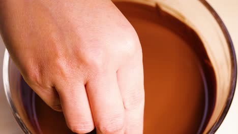 sumergir la uva en el chocolate derretido