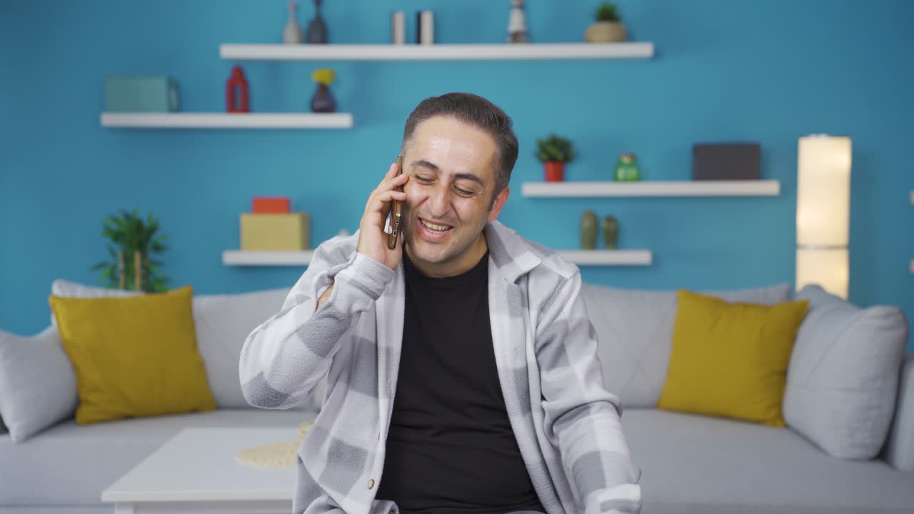 ⁇ 드폰에서 행복하게 이야기하는 남자.