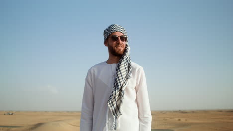 un uomo arabo nel deserto.