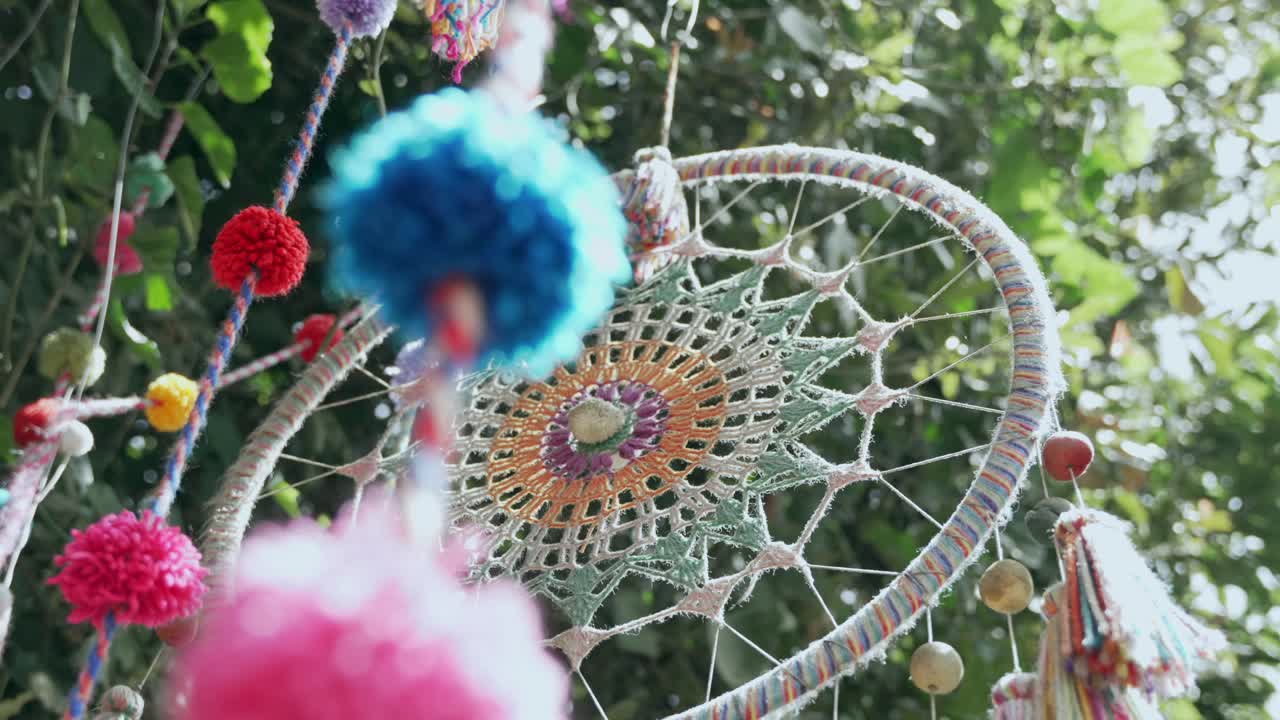 바람에 흔들리는 나무에 매달린 드림캐쳐