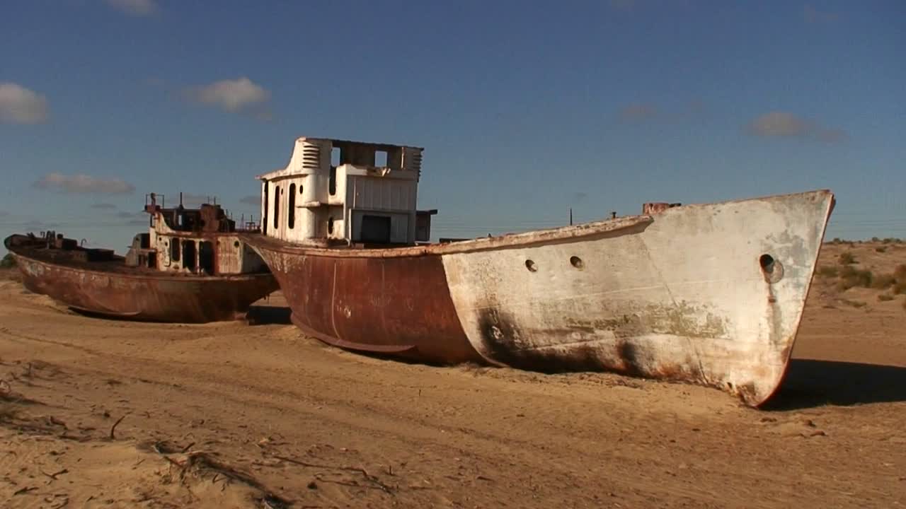 오래된 버려진 배는 카자흐스탄이나 우즈베키스탄의 아랄 해라는 생태 재앙을 의미합니다 1