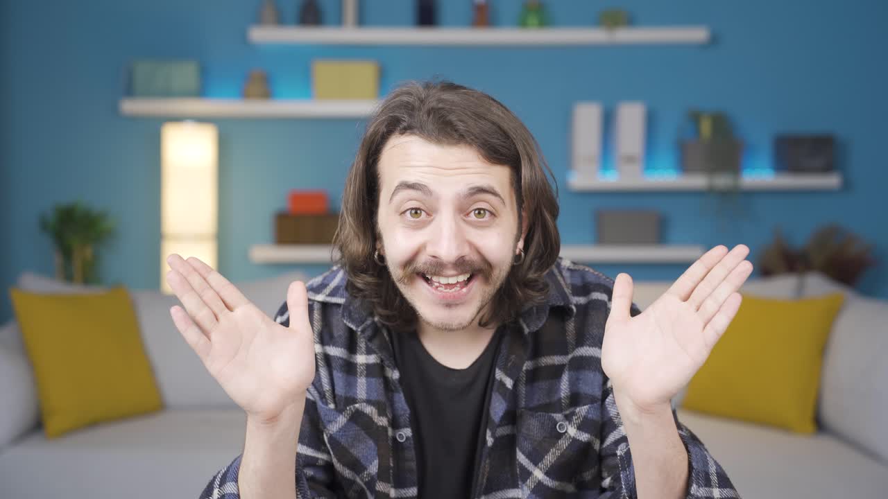 카메라를 위해 아기를 사랑하는 몸짓을 하는 남자. 아기 사랑.