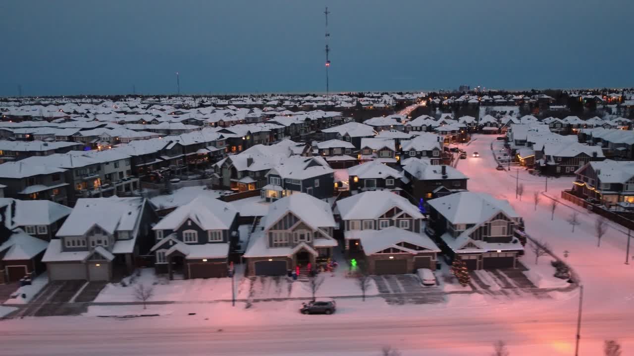 겨울 동안 캘거리 시에서 겨울에 교외 주택의 조감도