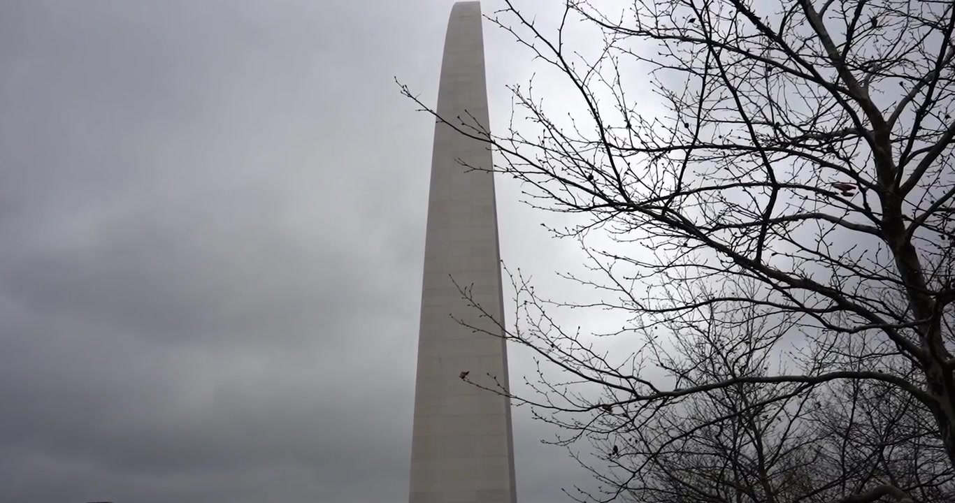 Gateway Arch visto di lato a St. Louis, Missouri