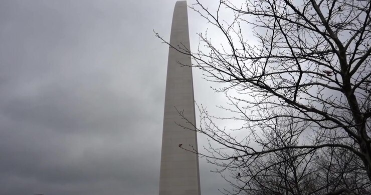 Gateway Arch visto di lato a St. Louis, Missouri