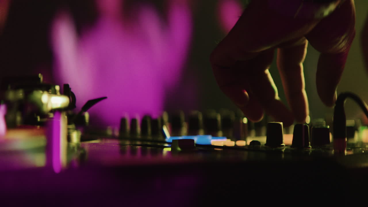 un DJ mezclando en un club nocturno