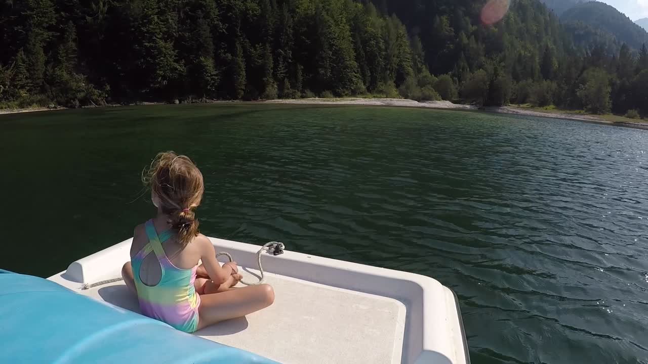 알파인 호수 에 있는 페달 보트 에 있는 작은 소녀