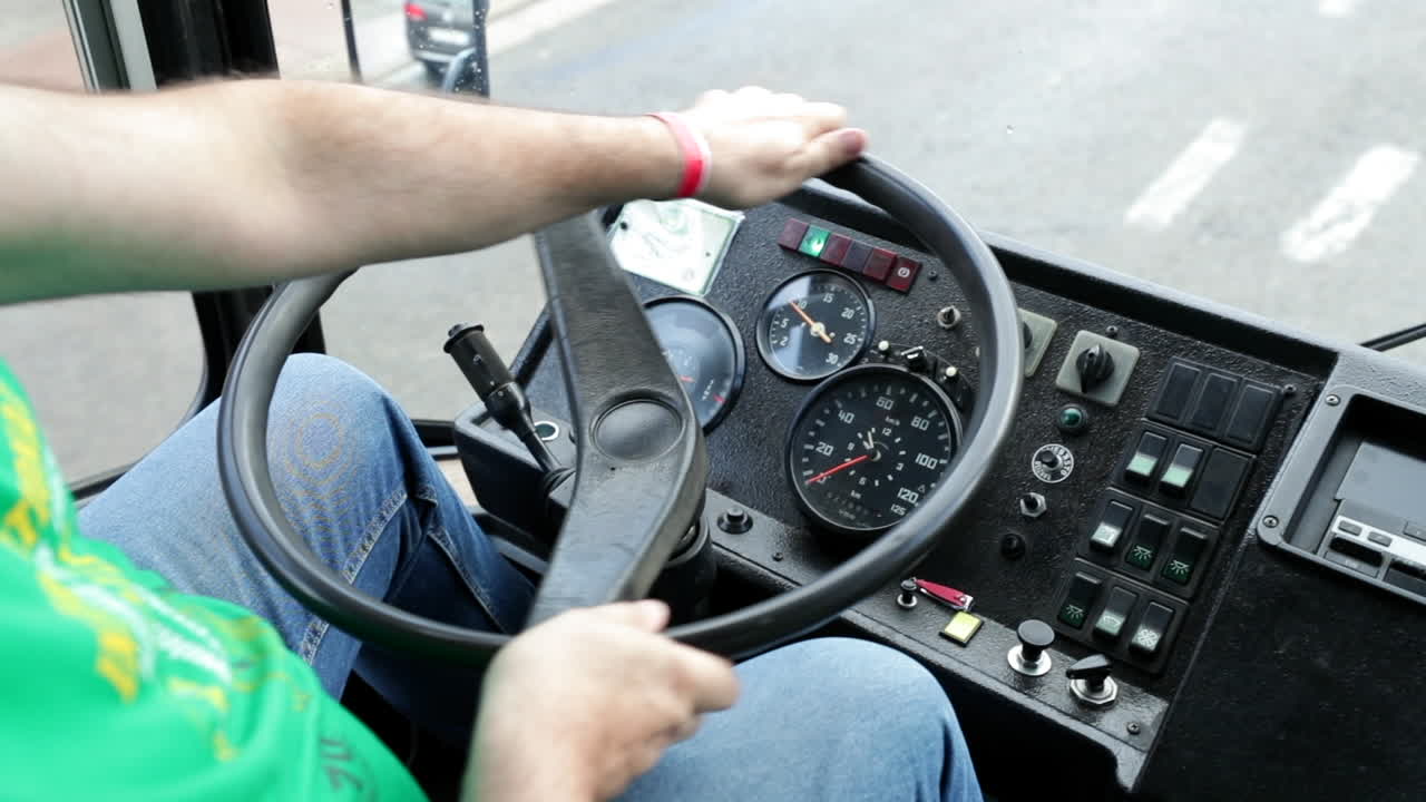 toma del tablero y el volante de un autobús mientras conduce