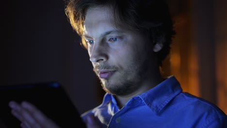 hombre usando la pantalla táctil de una tableta tocando de cerca