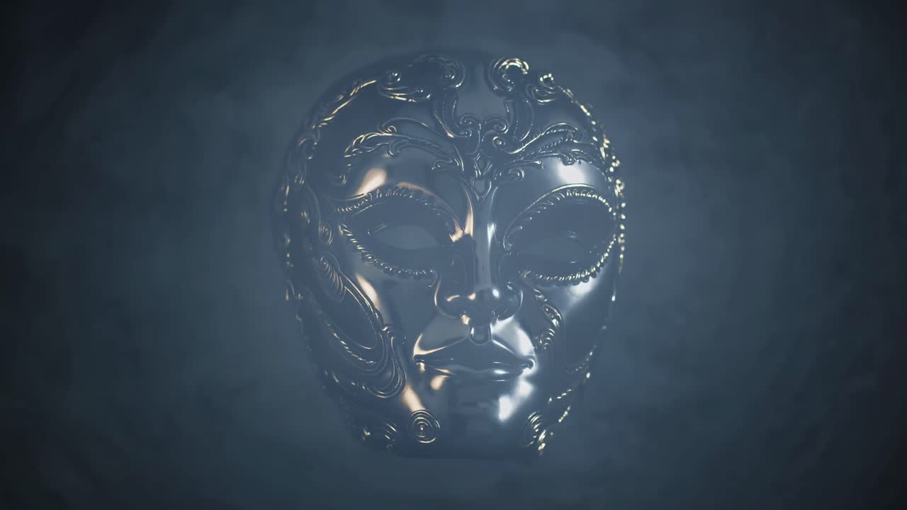 En mystisk silvermask dyker upp genom dimman, fångad från en framåtvänd vinkel