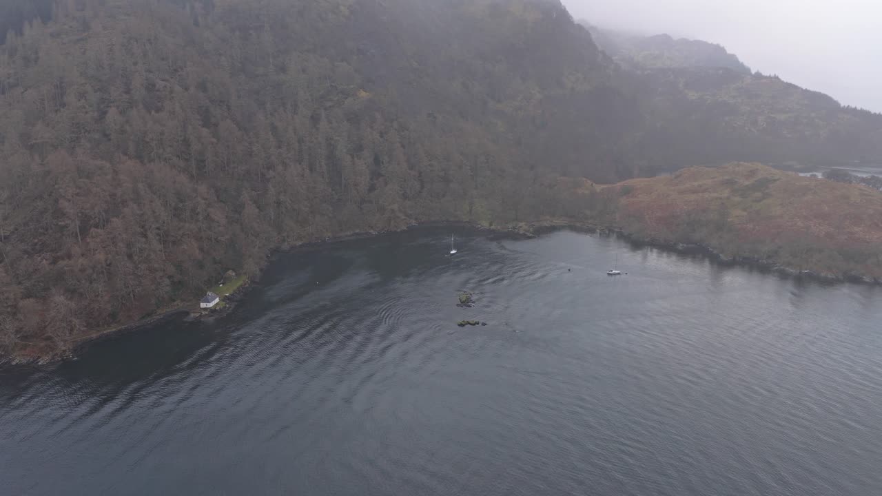 İskoç Yaylaları'nda Eilean Donan Kalesi ile Dornie'nin havadan görünümü
