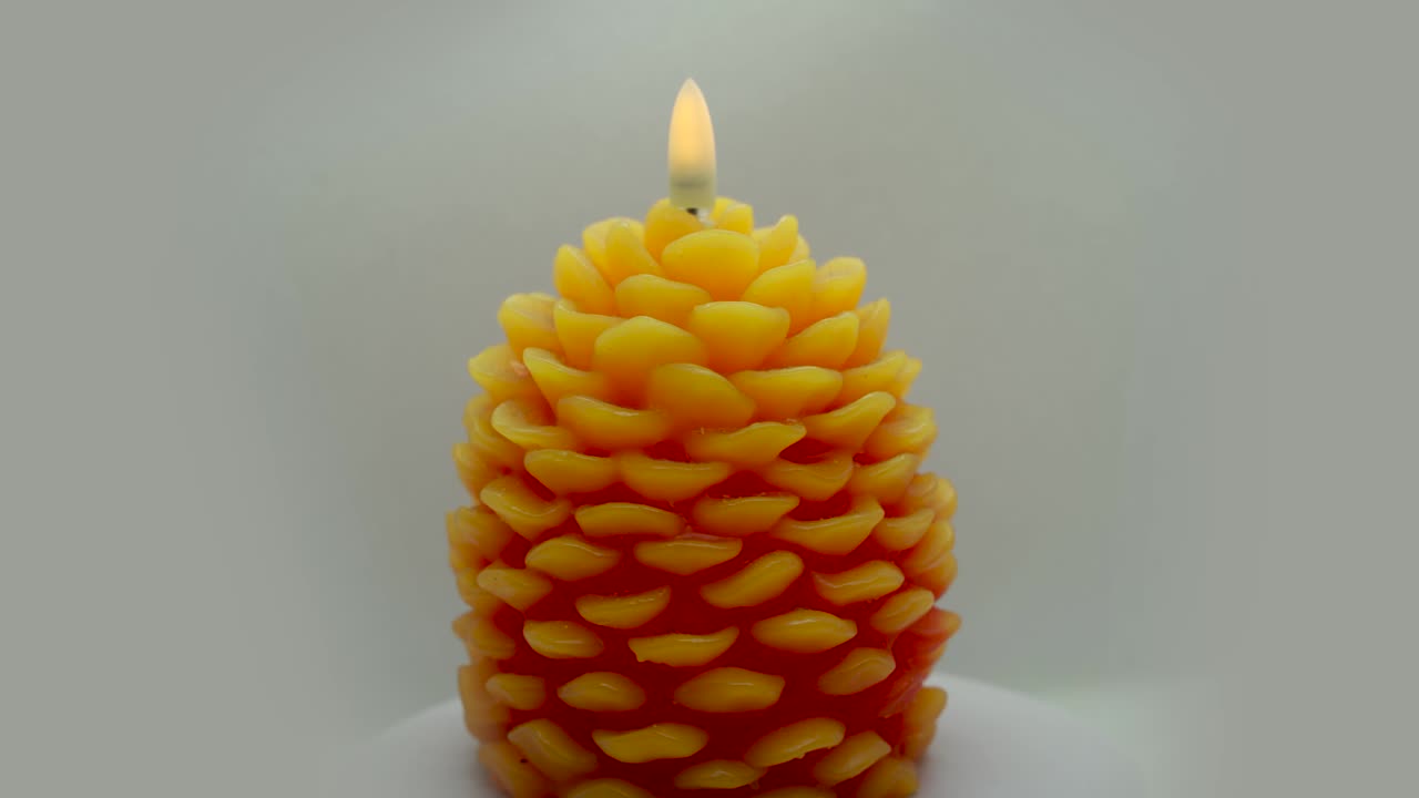 navidad cono falso plástico en forma de pino estructurado luz de vela girando en 360 grados aislado en fondo gris