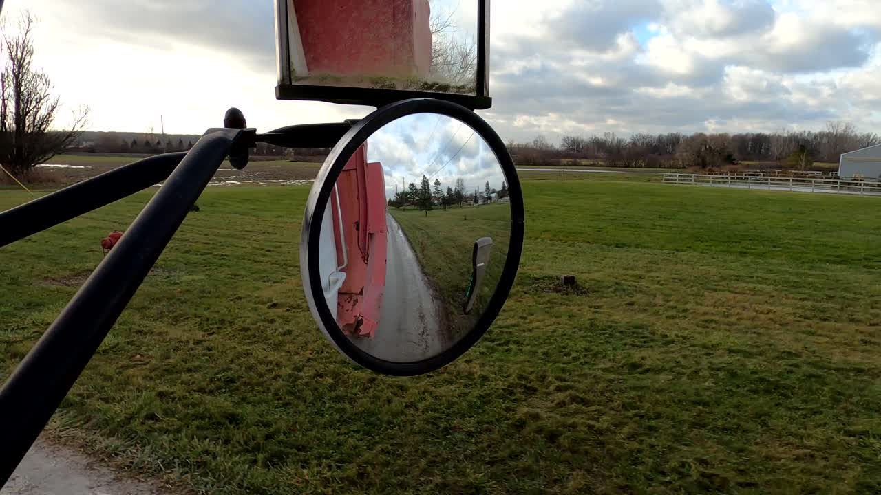 вождение и 1972 самосвал ford - ручной с двухтактным дизельным двигателем detroit - по грунтовой дороге в мичигане - 4k