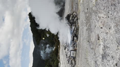Vulkangas-In-Furnas,-Sao-Miguel-Azoren,-Vertikale-Aufnahmen,-Natürliche,-Malerische,-Wilde-Landschaft