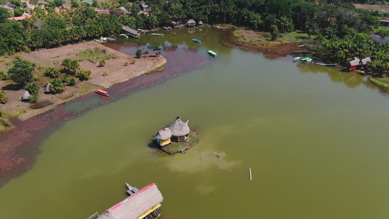 vista aérea de drones de 4k durante el día - una hermosa casa sobre el agua en la laguna de los milagros, tingo maria - puerta a la amazonía en perú
