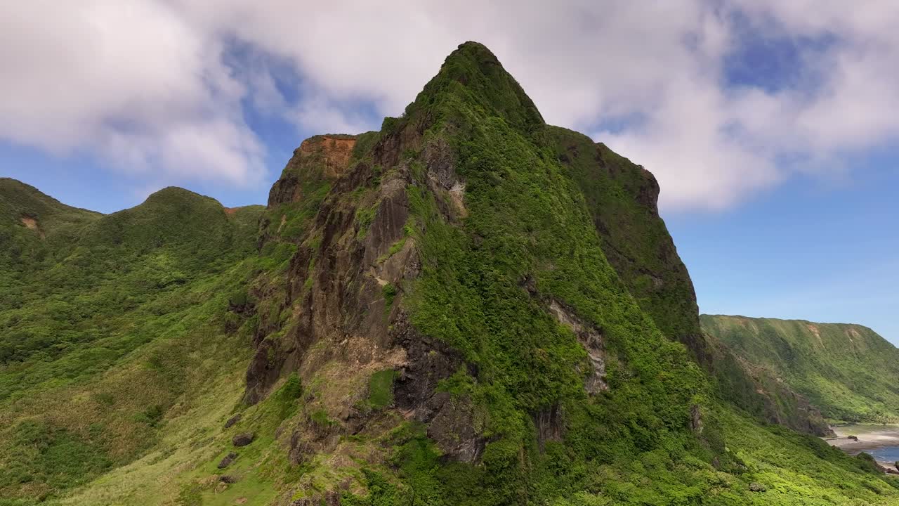 tomada aérea de las montañas verdes en la isla de las orquídeas con la sombra de las nubes - paisaje natural idílico