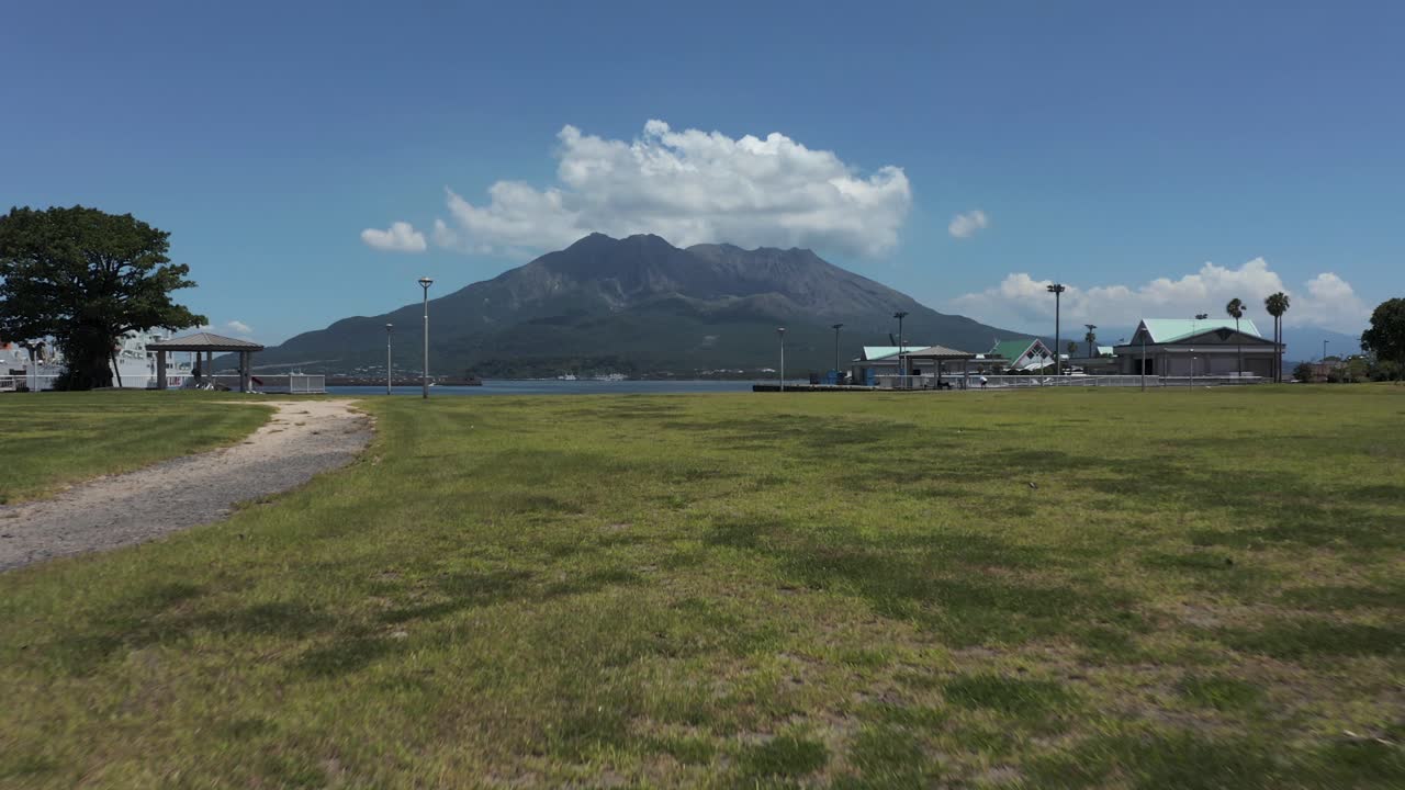 sakurajima en el fondo, tiro de empuje hacia el volcán activo de japón