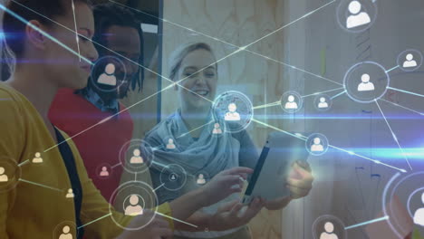 red de conexiones e iconos de redes sociales animación sobre personas que usan tableta