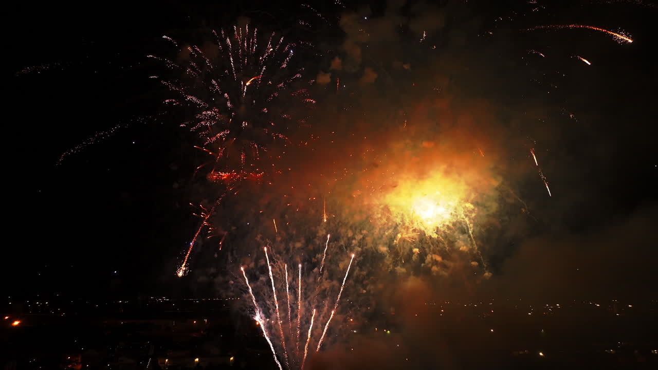 deslumbrantes vistas aéreas de fuegos artificiales capturadas con precisión y arte