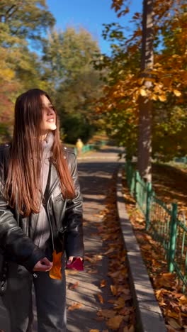 mujer en el parque de otoño