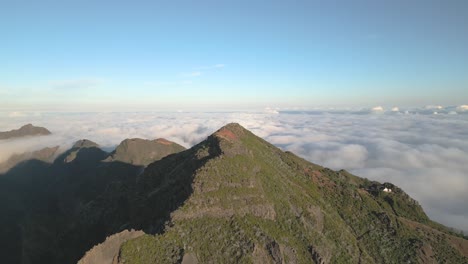 Imágenes-Cinematográficas-De-Drones-En-4k-De-La-Inversión-De-Nubes-En-Pico-Ruivo---Madeira---Portugal