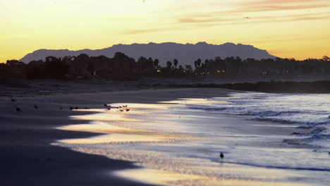 Lapso-De-Tiempo-De-La-Ola-Rompiendo-A-Lo-Largo-De-La-Playa-De-San-Buenaventura-Al-Amanecer-En-Ventura-California