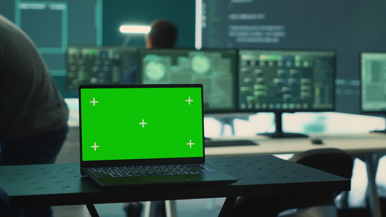 espacio de copia aislado que se ejecuta en una computadora portátil en la oficina de una agencia de alta tecnología