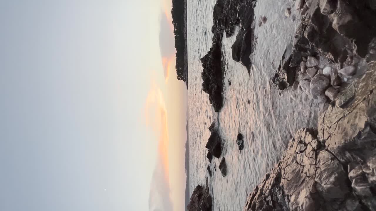 puesta de sol sobre la costa rocosa en la playa de babin kuk con otocic daksa en la distancia en dubrovnik, croacia