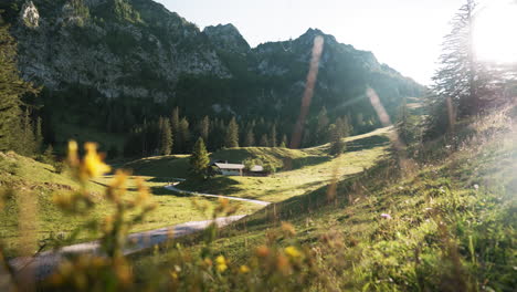 Blick-über-Ein-Tal-In-Den-Bergen,-Während-Die-Sonne-Scheint